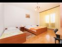 Apartmaji Zri - low-cost and spacious: A1(6+2) Biograd - Riviera Biograd  - Apartma - A1(6+2): spalnica