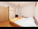Apartmaji Zri - low-cost and spacious: A1(6+2) Biograd - Riviera Biograd  - Apartma - A1(6+2): spalnica