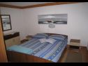 Apartmaji Dvor - 20 m from beach: A1(4+1) Turanj - Riviera Biograd  - Apartma - A1(4+1): spalnica