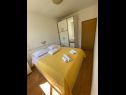 Apartmaji Jak - comfortable apartments: A1-donji(4+1), A2-gornji(4+2) Mirca - Otok Brač  - Apartma - A2-gornji(4+2): spalnica