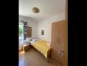 Apartmaji Jak - comfortable apartments: A1-donji(4+1), A2-gornji(4+2) Mirca - Otok Brač  - Apartma - A2-gornji(4+2): spalnica