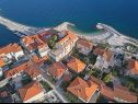 Apartmaji Zoran - 30 m from beach: A1(4) Postira - Otok Brač  - pogled (hiša in okolica)