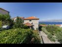 Apartmaji Ita 1 - with nice garden: A1 Ita (4), A2 Mariana (4), A3 Ivan (4+2) Postira - Otok Brač  - pogled na morje (hiša in okolica)