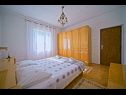 Apartmaji Pavo - 80 m from beach: A1(5) Postira - Otok Brač  - Apartma - A1(5): spalnica