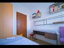 Apartmaji Pavo - 80 m from beach: A1(5) Postira - Otok Brač  - Apartma - A1(5): spalnica