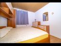 Apartmaji Zoran - 30 m from beach: A1(4) Postira - Otok Brač  - Apartma - A1(4): spalnica