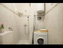 Apartmaji Mira - great location & free Bbq: A1(2+2), A2(2+1) Splitska - Otok Brač  - Apartma - A1(2+2): kopalnica s straniščem