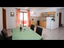 Apartmaji Neda - perfect location & free parking: A1(6), A2(4+1), A3(4+1) Splitska - Otok Brač  - Apartma - A3(4+1): kuhinja in jedilnica