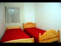 Apartmaji DeMar - 70m from sea: A1-crveni(4), A2-zeleni(3), A3-plavi(3) Splitska - Otok Brač  - Apartma - A1-crveni(4): spalnica