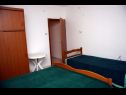 Apartmaji DeMar - 70m from sea: A1-crveni(4), A2-zeleni(3), A3-plavi(3) Splitska - Otok Brač  - Apartma - A2-zeleni(3): spalnica