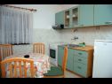 Apartmaji DeMar - 70m from sea: A1-crveni(4), A2-zeleni(3), A3-plavi(3) Splitska - Otok Brač  - Apartma - A2-zeleni(3): kuhinja in jedilnica