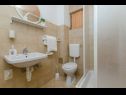 Apartmaji Vlado - cosy & afordable: SA1(2), A2(3), A3(5) Supetar - Otok Brač  - Studio apartma - SA1(2): kopalnica s straniščem