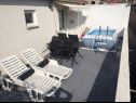 Apartmaji Siniša - sea view: A1(4) Supetar - Otok Brač  - vrtna terasa
