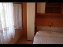 Apartmaji Brti - 250 m from beach: A1 PLAVI(2), A2 SMEĐI(2) Supetar - Otok Brač  - Apartma - A2 SMEĐI(2): spalnica