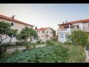 Apartmaji DomeD - close to the sea & comfortable: A1(4) Supetar - Otok Brač  - vrt