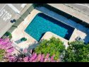 Apartmaji L&R - with pool: A1(4) Supetar - Otok Brač  - bazen