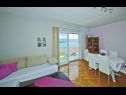 Apartmaji Hazi 1 - 150m from sea: A1 Trogir(4+2), A2 Mastrinka(4+2) Mastrinka - Otok Čiovo  - Apartma - A1 Trogir(4+2): jedilnica
