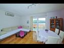 Apartmaji Hazi 1 - 150m from sea: A1 Trogir(4+2), A2 Mastrinka(4+2) Mastrinka - Otok Čiovo  - Apartma - A1 Trogir(4+2): dnevna soba