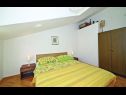 Apartmaji Hazi 1 - 150m from sea: A1 Trogir(4+2), A2 Mastrinka(4+2) Mastrinka - Otok Čiovo  - Apartma - A2 Mastrinka(4+2): spalnica