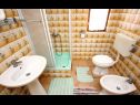 Apartmaji Doktor - sea view; A2(9) Mastrinka - Otok Čiovo  - Apartma - A2(9): kopalnica s straniščem