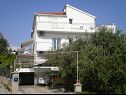 Apartmaji Ljuba - nice garden: A2(4+1) Plavi, A4(8+1), A1(2+2) Okrug Gornji - Otok Čiovo  - hiša