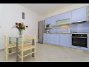 Apartmaji Ljuba - nice garden: A2(4+1) Plavi, A4(8+1), A1(2+2) Okrug Gornji - Otok Čiovo  - Apartma - A4(8+1): kuhinja in jedilnica