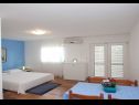 Apartmaji Filip - with parking : A1-2A(2+3), SA2-2B(2+1), A3-3A(2+3), SA4-3B(2+1) Okrug Gornji - Otok Čiovo  - Studio apartma - SA2-2B(2+1): spalnica