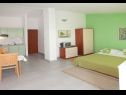 Apartmaji Filip - with parking : A1-2A(2+3), SA2-2B(2+1), A3-3A(2+3), SA4-3B(2+1) Okrug Gornji - Otok Čiovo  - Studio apartma - SA4-3B(2+1): spalnica