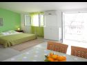 Apartmaji Filip - with parking : A1-2A(2+3), SA2-2B(2+1), A3-3A(2+3), SA4-3B(2+1) Okrug Gornji - Otok Čiovo  - Studio apartma - SA4-3B(2+1): spalnica