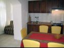 Apartmaji Doria - 20m from beach: A1 Grego(4), A3 Doric(4), A4 Teuta(2+2) Okrug Gornji - Otok Čiovo  - Apartma - A1 Grego(4): kuhinja in jedilnica