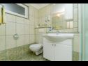 Apartmaji Ljuba - nice garden: A2(4+1) Plavi, A4(8+1), A1(2+2) Okrug Gornji - Otok Čiovo  - Apartma - A1(2+2): kopalnica s straniščem