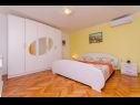 Apartmaji Ljuba - nice garden: A2(4+1) Plavi, A4(8+1), A1(2+2) Okrug Gornji - Otok Čiovo  - Apartma - A1(2+2): spalnica