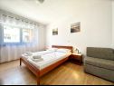 Apartmaji Mari - 150 m from sea: A1(2+1), A2(2+1), A3(2+1), A4(2+1) Okrug Gornji - Otok Čiovo  - Apartma - A2(2+1): spalnica