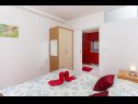 Apartmaji Mira - comfy with garden : A1 Žuti (2+2), A2 Crveni (2+2) Dubrovnik - Riviera Dubrovnik  - Apartma - A2 Crveni (2+2): spalnica