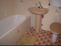Apartmaji Smil - 30 m from sea: A1(4) Sućuraj - Otok Hvar  - Apartma - A1(4): kopalnica s straniščem