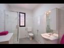 Apartmaji Svjetlana SA1(2+1), SA2(2+1), SA3(2) Pula - Istra  - Studio apartma - SA1(2+1): kopalnica s straniščem