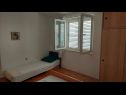 Apartmaji Mirjana: sea view & balcony: A1 MN (2+1), A2 JN (2+1) Baška Voda - Riviera Makarska  - Apartma - A1 MN (2+1): spalnica