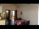 Apartmaji Mirjana: sea view & balcony: A1 MN (2+1), A2 JN (2+1) Baška Voda - Riviera Makarska  - Apartma - A2 JN (2+1): kuhinja in jedilnica