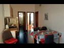 Apartmaji Mirjana: sea view & balcony: A1 MN (2+1), A2 JN (2+1) Baška Voda - Riviera Makarska  - Apartma - A2 JN (2+1): kuhinja in jedilnica