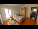 Apartmaji Mirjana: sea view & balcony: A1 MN (2+1), A2 JN (2+1) Baška Voda - Riviera Makarska  - Apartma - A2 JN (2+1): spalnica