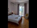 Apartmaji Josip - 150 m from beach with free parking A1(3), A2(5), A3(2+2) Baška Voda - Riviera Makarska  - Apartma - A2(5): spalnica