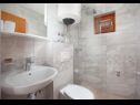 Apartmaji Ante M - 100 m from beach: A1(4+2), A2(4+2), C3(2) Brela - Riviera Makarska  - Apartma - A1(4+2): kopalnica s straniščem