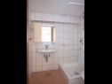 Apartmaji Ante M - 100 m from beach: A1(4+2), A2(4+2), C3(2) Brela - Riviera Makarska  - Apartma - C3(2): kopalnica s straniščem