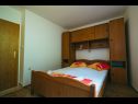Apartmaji Lovre - close to the sea : A1(6), A2(4+1) prizemlje, A3(5) Brela - Riviera Makarska  - Apartma - A3(5): spalnica