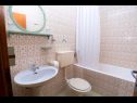 Apartmaji in sobe Hope - 30m to the sea & seaview: R1(3), R3(3), A2(3), A4(4) Brela - Riviera Makarska  - Soba - R3(3): kopalnica s straniščem