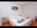 Apartmaji in sobe Hope - 30m to the sea & seaview: R1(3), R3(3), A2(3), A4(4) Brela - Riviera Makarska  - Apartma - A2(3): spalnica