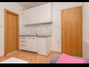 Apartmaji Ivi - 100 m from pebble beach: A1(2+2), A2(2+2), A3(2+2), A4(4+4), A5(2+2) Drašnice - Riviera Makarska  - Apartma - A1(2+2): kuhinja