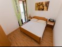 Apartmaji Srzi 1 - 200 m from sea: A4(2+2), A5(4) Makarska - Riviera Makarska  - Apartma - A5(4): spalnica