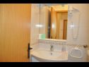 Apartmaji in sobe Ljuba - 130 meter from sea SA1(2), SA2(2+1), SA6(2+1), A4(2+1), R3(2+1), R7(2+1) Makarska - Riviera Makarska  - Studio apartma - SA1(2): kopalnica s straniščem