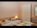 Apartmaji in sobe Ljuba - 130 meter from sea SA1(2), SA2(2+1), SA6(2+1), A4(2+1), R3(2+1), R7(2+1) Makarska - Riviera Makarska  - Studio apartma - SA2(2+1): spalnica